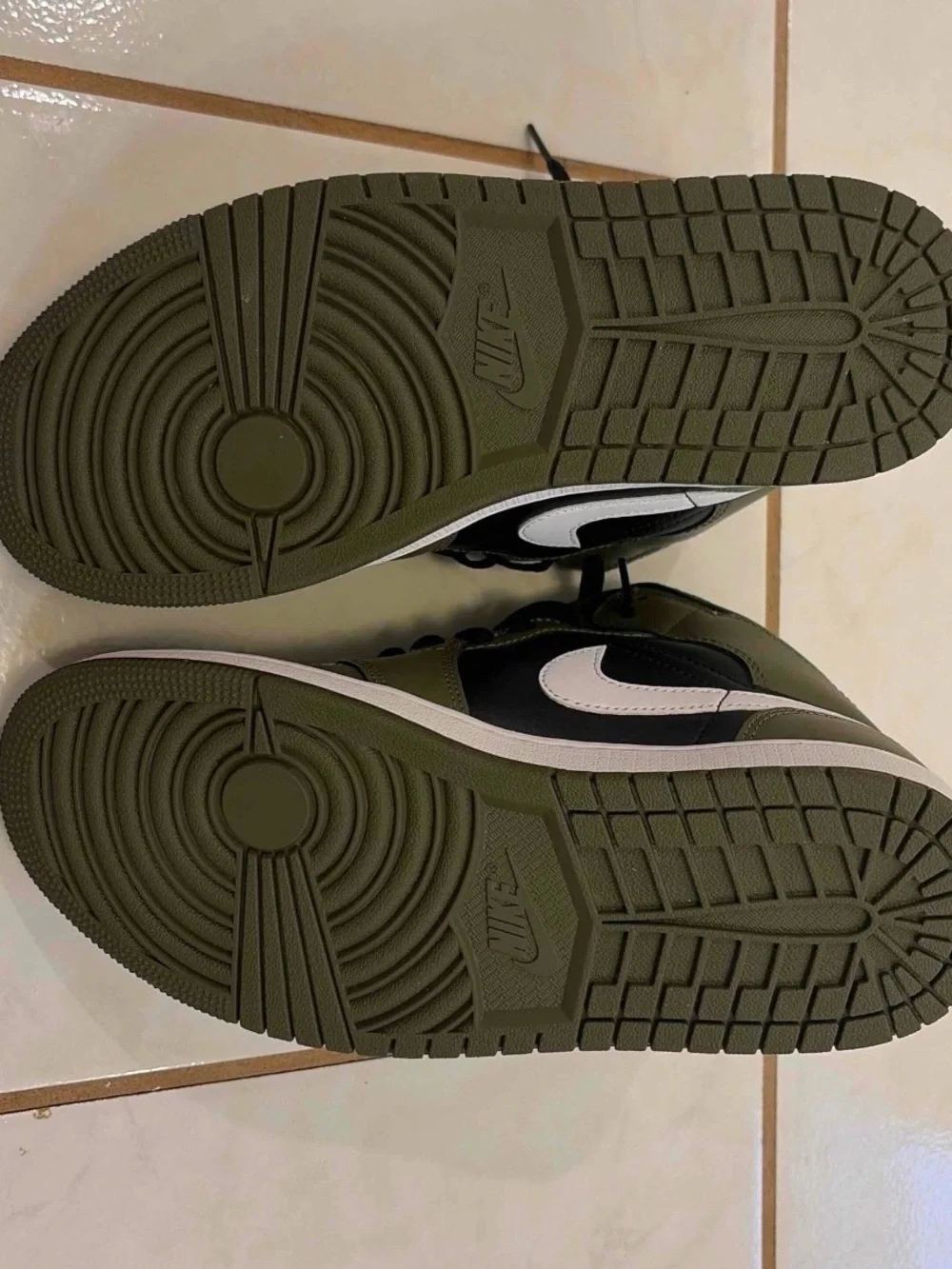 Air Jordan 1 Mid ‘Medium Olive’ Sneakers